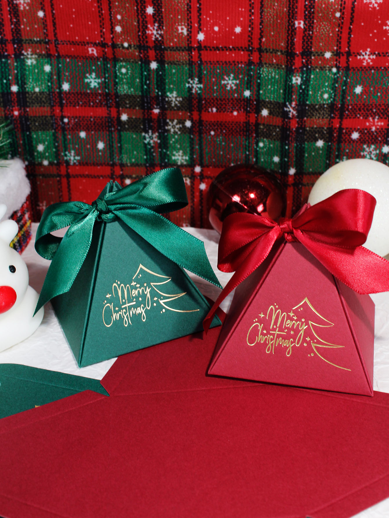Chocolate Snack - Etiket kurdeleler ile noel üçgen kutusu